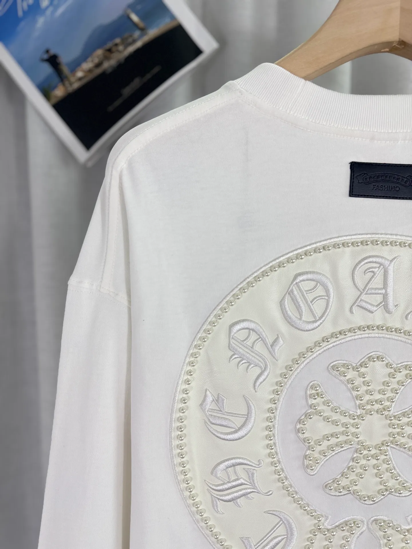 P260 top version, real shot without P, ​​different from market currency) 𝗖𝗵𝗿𝗼𝗺𝗲 𝗛𝗲𝗮𝗿𝘁𝘀/Cro Heart 2025 Autumn and Winter Pearl Compass Casual Long Sleeve 👑The highest version! Customized fabric 320g fabric! Pearl compass, genuine leather cut. Best-selling model at the counter. Very comfortable to wear. Accessories: original molded and authenticated collar label➕100% silk wash label. Genuine purchase-grade original hangtag➕matching hanging rope➕3D hanging beads➕original packaging bag. Craftsmanship: The original version has consistent wiring! The highest version of the armhole matching technique! Color: White Black Size: S M L XL Style No.: 5170
